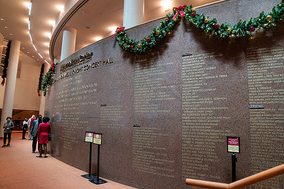20211217_Mural Adrienne Arsht Christmas Dianne_Reeves Councert_DSC5867
