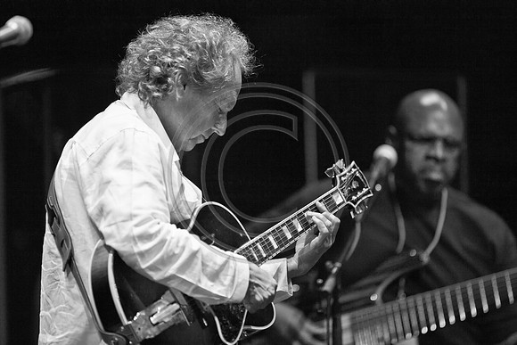 5021_DG_JAZZ_ROOTS_GUITAR VIRUOSOS_Concert_Adrienne_Arsh_CenterZV4N0063