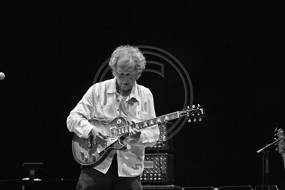 5021_DG_JAZZ_ROOTS_GUITAR VIRUOSOS_Concert_Adrienne_Arsh_CenterZV4N9943