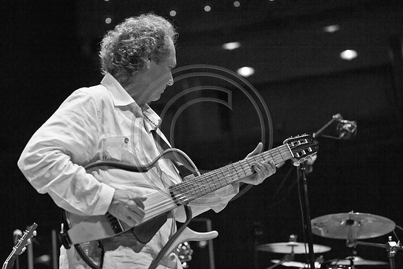 5021_DG_JAZZ_ROOTS_GUITAR VIRUOSOS_Concert_Adrienne_Arsh_Center_ZV4N9511