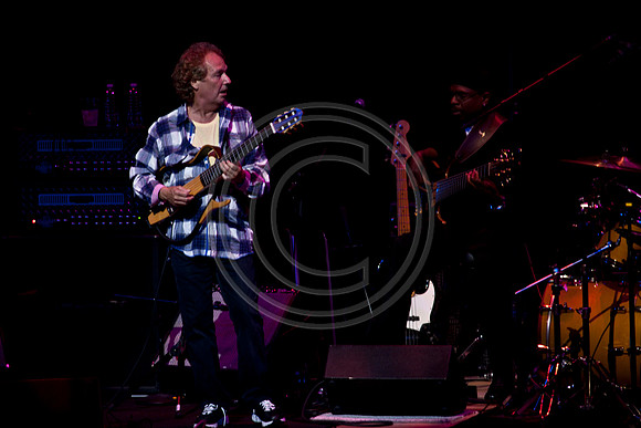 5021_DG_JAZZ_ROOTS_GUITAR VIRUOSOS_Concert_Adrienne_Arsh_Center_ZV4N0262