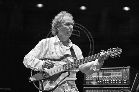 5021_DG_JAZZ_ROOTS_GUITAR VIRUOSOS_Concert_Adrienne_Arsh_Center_ZV4N9690