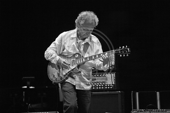 5021_DG_JAZZ_ROOTS_GUITAR VIRUOSOS_Concert_Adrienne_Arsh_CenterZV4N9912