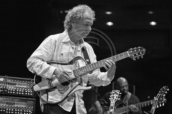 5021_DG_JAZZ_ROOTS_GUITAR VIRUOSOS_Concert_Adrienne_Arsh_Center_ZV4N9486