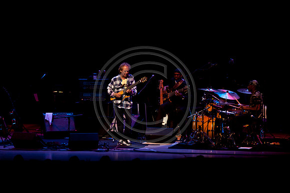 5021_DG_JAZZ_ROOTS_GUITAR VIRUOSOS_Concert_Adrienne_Arsh_Center_VA0M6745