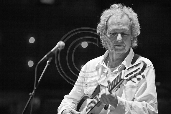 5021_DG_JAZZ_ROOTS_GUITAR VIRUOSOS_Concert_Adrienne_Arsh_Center_ZV4N9795