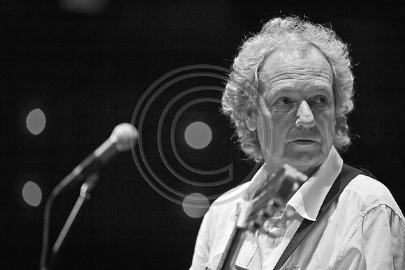 5021_DG_JAZZ_ROOTS_GUITAR VIRUOSOS_Concert_Adrienne_Arsh_Center_ZV4N9798
