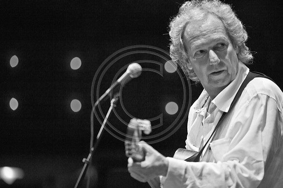 5021_DG_JAZZ_ROOTS_GUITAR VIRUOSOS_Concert_Adrienne_Arsh_Center_ZV4N9788