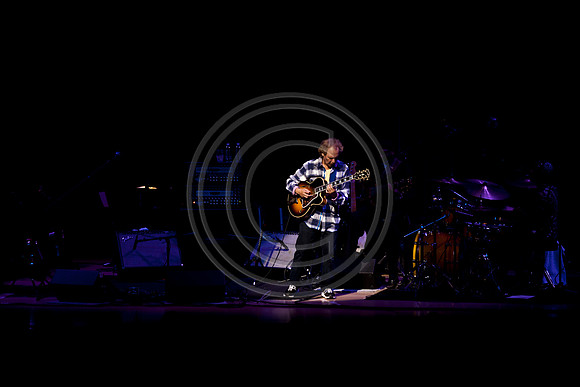 5021_DG_JAZZ_ROOTS_GUITAR VIRUOSOS_Concert_Adrienne_Arsh_Center_VA0M6879