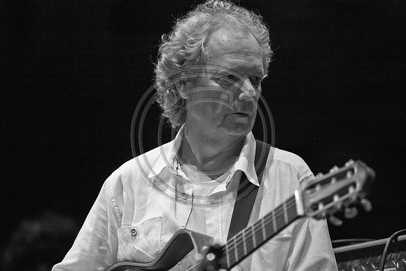 5021_DG_JAZZ_ROOTS_GUITAR VIRUOSOS_Concert_Adrienne_Arsh_CenterZV4N9776