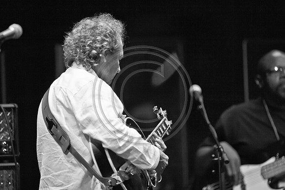 5021_DG_JAZZ_ROOTS_GUITAR VIRUOSOS_Concert_Adrienne_Arsh_Center_ZV4N0034
