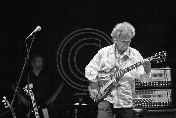 5021_DG_JAZZ_ROOTS_GUITAR VIRUOSOS_Concert_Adrienne_Arsh_CenterZV4N9884