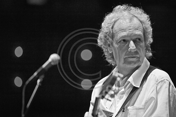 5021_DG_JAZZ_ROOTS_GUITAR VIRUOSOS_Concert_Adrienne_Arsh_Center_ZV4N9803