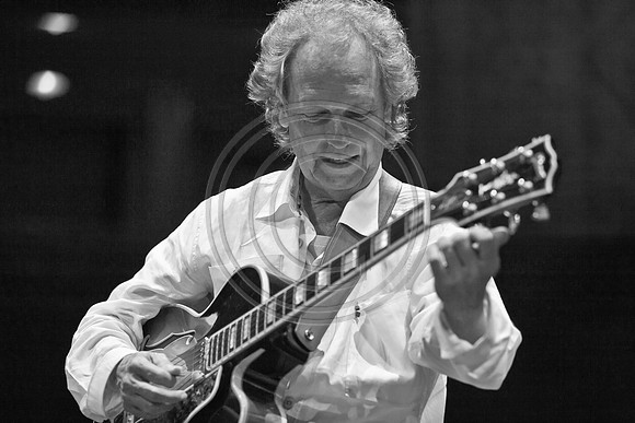 5021_DG_JAZZ_ROOTS_GUITAR VIRUOSOS_Concert_Adrienne_Arsh_CenterZV4N9430