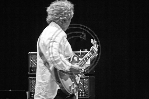5021_DG_JAZZ_ROOTS_GUITAR VIRUOSOS_Concert_Adrienne_Arsh_Center_VA0M6600