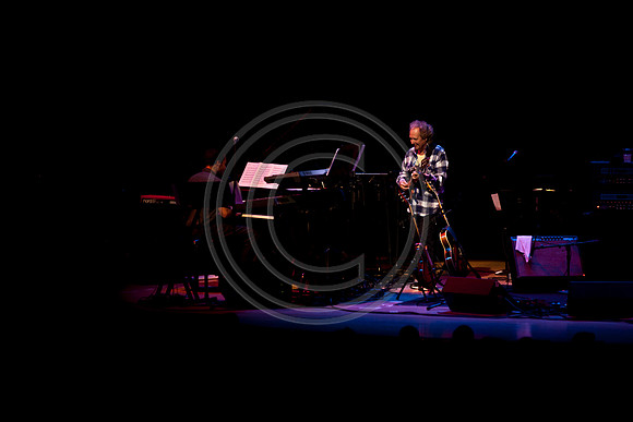 5021_DG_JAZZ_ROOTS_GUITAR VIRUOSOS_Concert_Adrienne_Arsh_CenterVA0M6727
