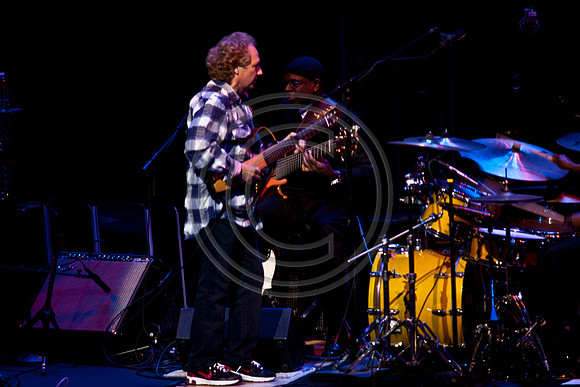 5021_DG_JAZZ_ROOTS_GUITAR VIRUOSOS_Concert_Adrienne_Arsh_CenterZV4N0241