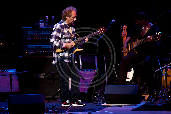 5021_DG_JAZZ_ROOTS_GUITAR VIRUOSOS_Concert_Adrienne_Arsh_Center_ZV4N0238