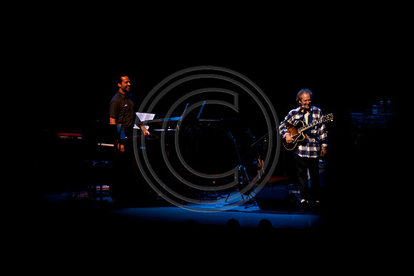 5021_DG_JAZZ_ROOTS_GUITAR VIRUOSOS_Concert_Adrienne_Arsh_Center_VA0M6794