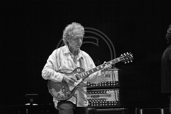 5021_DG_JAZZ_ROOTS_GUITAR VIRUOSOS_Concert_Adrienne_Arsh_Center_ZV4N9900