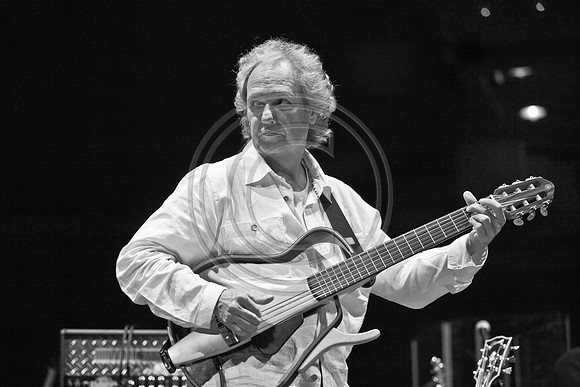 5021_DG_JAZZ_ROOTS_GUITAR VIRUOSOS_Concert_Adrienne_Arsh_Center_ZV4N9495