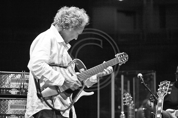 5021_DG_JAZZ_ROOTS_GUITAR VIRUOSOS_Concert_Adrienne_Arsh_CenterZV4N9608