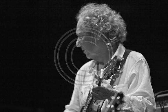 5021_DG_JAZZ_ROOTS_GUITAR VIRUOSOS_Concert_Adrienne_Arsh_CenterZV4N9763