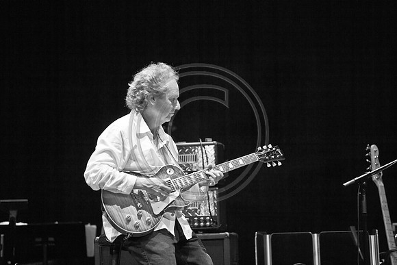 5021_DG_JAZZ_ROOTS_GUITAR VIRUOSOS_Concert_Adrienne_Arsh_CenterZV4N9909