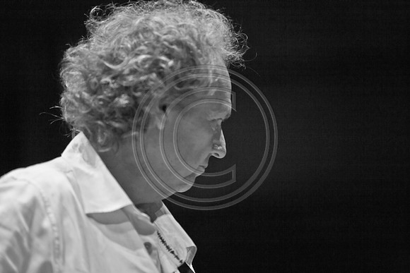 5021_DG_JAZZ_ROOTS_GUITAR VIRUOSOS_Concert_Adrienne_Arsh_Center_ZV4N9850