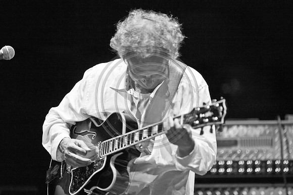 5021_DG_JAZZ_ROOTS_GUITAR VIRUOSOS_Concert_Adrienne_Arsh_CenterZV4N0031