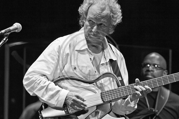 5021_DG_JAZZ_ROOTS_GUITAR VIRUOSOS_Concert_Adrienne_Arsh_Center_ZV4N0108