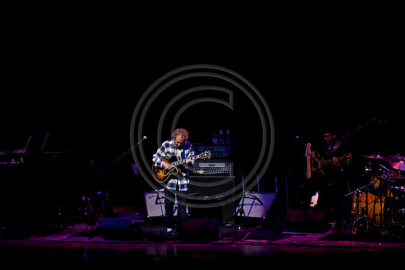 5021_DG_JAZZ_ROOTS_GUITAR VIRUOSOS_Concert_Adrienne_Arsh_Center_VA0M6844