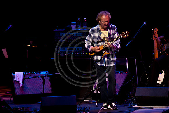 5021_DG_JAZZ_ROOTS_GUITAR VIRUOSOS_Concert_Adrienne_Arsh_CenterZV4N0257