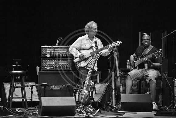 5021_DG_JAZZ_ROOTS_GUITAR VIRUOSOS_Concert_Adrienne_Arsh_Center_ZV4N9484