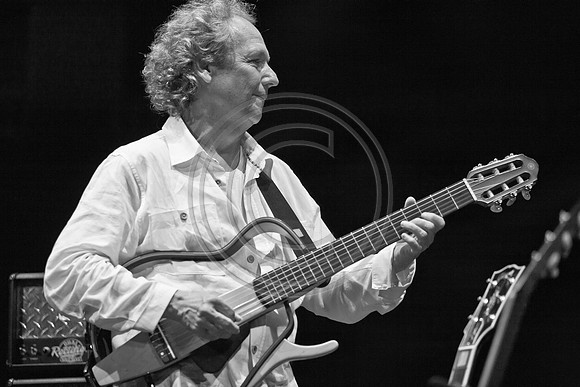5021_DG_JAZZ_ROOTS_GUITAR VIRUOSOS_Concert_Adrienne_Arsh_Center_ZV4N9681