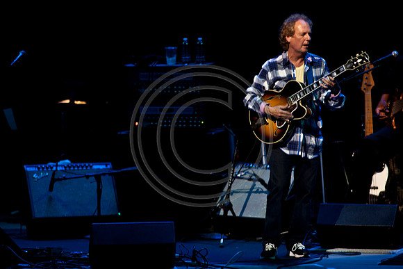 5021_DG_JAZZ_ROOTS_GUITAR VIRUOSOS_Concert_Adrienne_Arsh_CenterZV4N0563