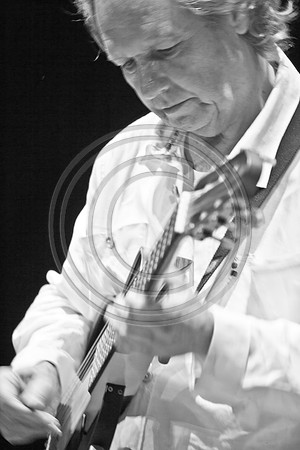 5021_DG_JAZZ_ROOTS_GUITAR VIRUOSOS_Concert_Adrienne_Arsh_CenterVA0M6471