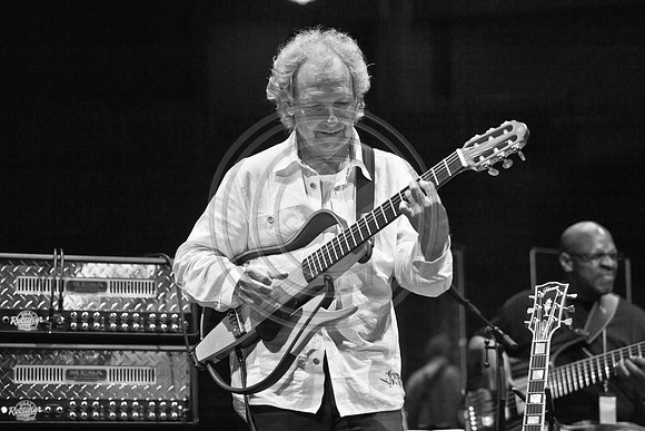 5021_DG_JAZZ_ROOTS_GUITAR VIRUOSOS_Concert_Adrienne_Arsh_Center_ZV4N9489