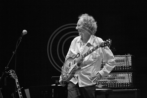 5021_DG_JAZZ_ROOTS_GUITAR VIRUOSOS_Concert_Adrienne_Arsh_Center_ZV4N9893