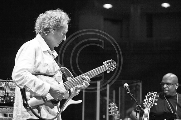 5021_DG_JAZZ_ROOTS_GUITAR VIRUOSOS_Concert_Adrienne_Arsh_CenterZV4N9603