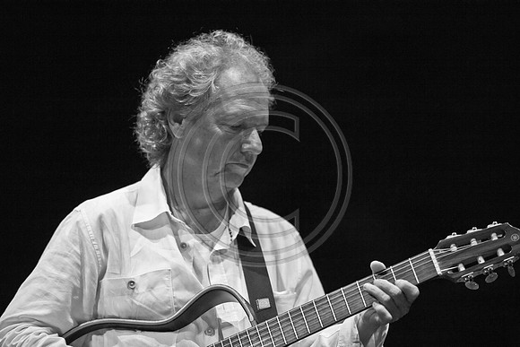 5021_DG_JAZZ_ROOTS_GUITAR VIRUOSOS_Concert_Adrienne_Arsh_CenterZV4N9715