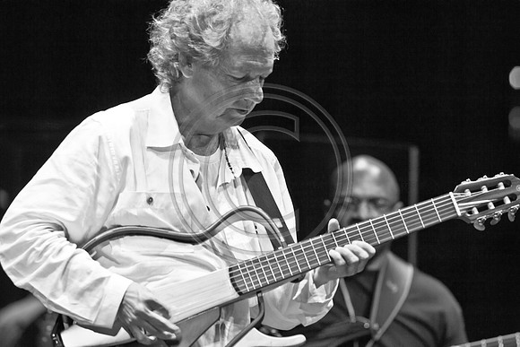 5021_DG_JAZZ_ROOTS_GUITAR VIRUOSOS_Concert_Adrienne_Arsh_CenterZV4N0106