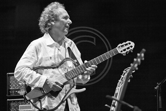 5021_DG_JAZZ_ROOTS_GUITAR VIRUOSOS_Concert_Adrienne_Arsh_Center_ZV4N9666