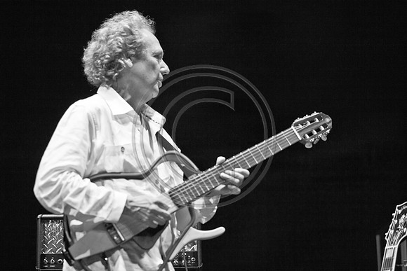 5021_DG_JAZZ_ROOTS_GUITAR VIRUOSOS_Concert_Adrienne_Arsh_CenterZV4N9637