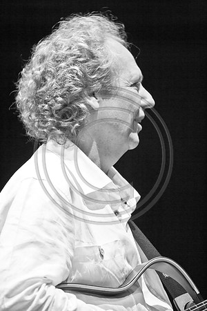 5021_DG_JAZZ_ROOTS_GUITAR VIRUOSOS_Concert_Adrienne_Arsh_CenterVA0M6456