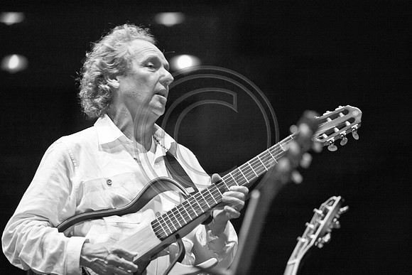 5021_DG_JAZZ_ROOTS_GUITAR VIRUOSOS_Concert_Adrienne_Arsh_CenterZV4N9652