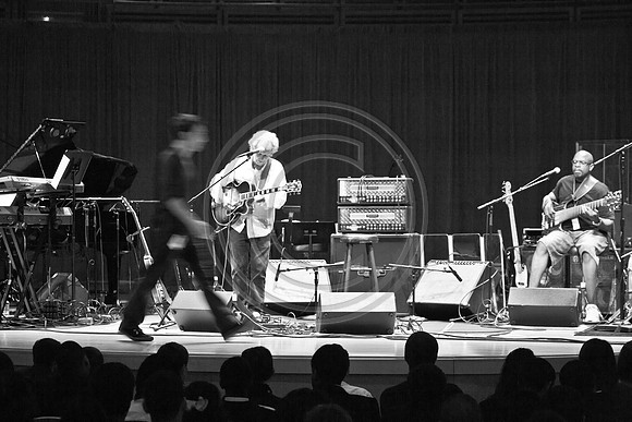 5021_DG_JAZZ_ROOTS_GUITAR VIRUOSOS_Concert_Adrienne_Arsh_Center_VA0M6642