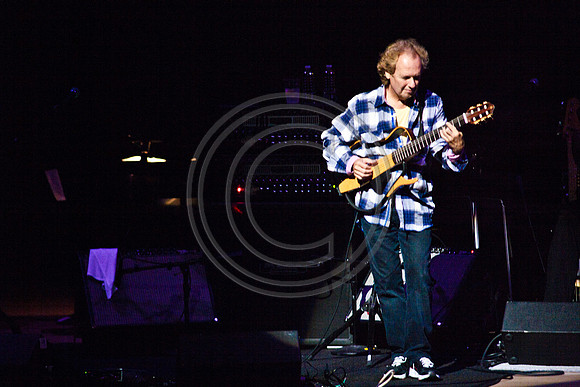 5021_DG_JAZZ_ROOTS_GUITAR VIRUOSOS_Concert_Adrienne_Arsh_Center_ZV4N0202