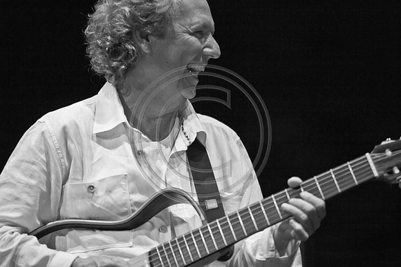 5021_DG_JAZZ_ROOTS_GUITAR VIRUOSOS_Concert_Adrienne_Arsh_Center_ZV4N9720