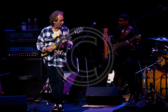 5021_DG_JAZZ_ROOTS_GUITAR VIRUOSOS_Concert_Adrienne_Arsh_CenterZV4N0225